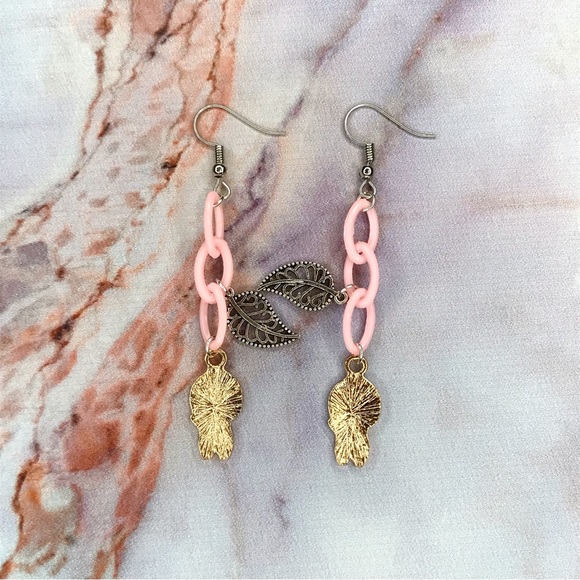 Kawaii Peach Cat Pink Plastic Chain Earrings Handmade - Picture 4 of 4